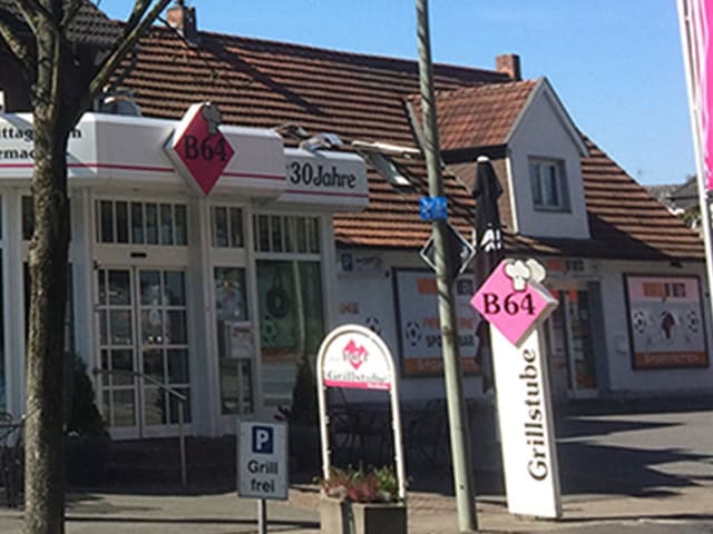 Straßenansicht der Grillstube zur B64 am August-Wessing-Damm mit Außenbestuhlung